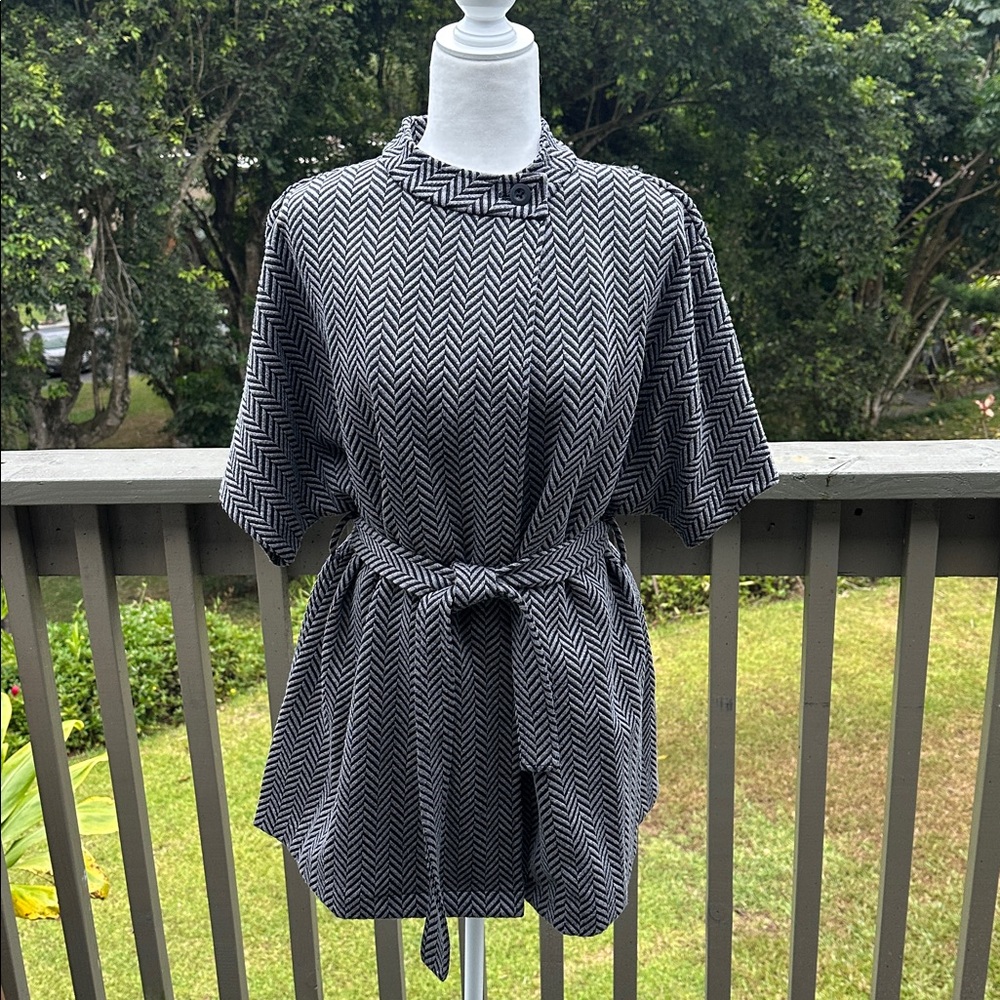 Liz Claiborne Black and White Chevron Short Sleeve Belted Tunic